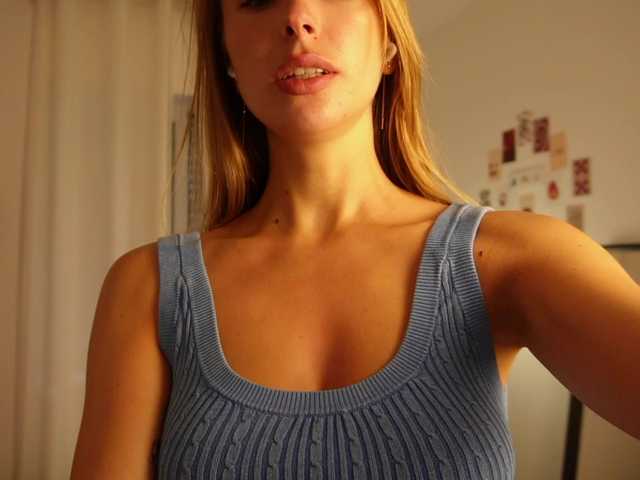 HelloKikky live cam on BongaCams