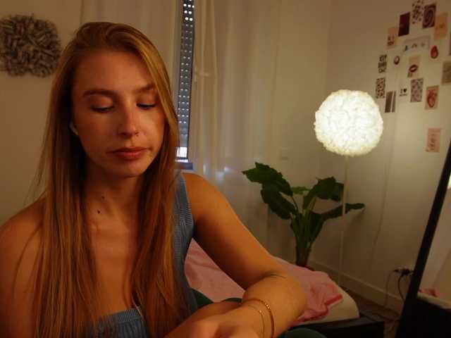 HelloKikky live cam on BongaCams