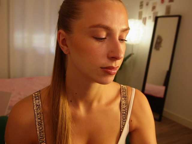 HelloKikky live cam on BongaCams