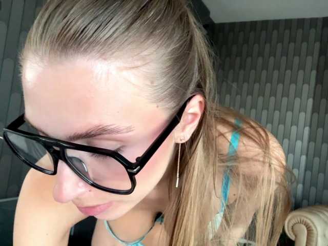 HelloKikky live cam on BongaCams