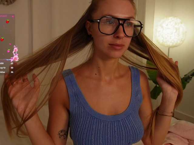 HelloKikky live cam on BongaCams