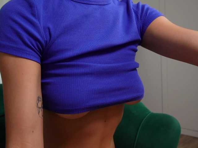 HelloKikky live webcam show