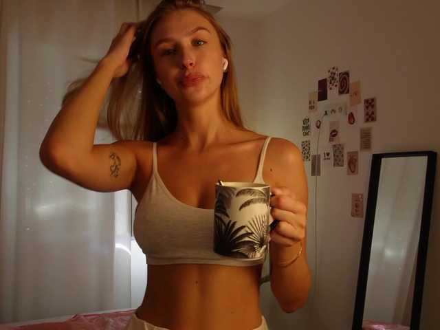 HelloKikky live cam on BongaCams