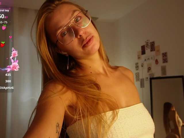 HelloKikky live cam on BongaCams