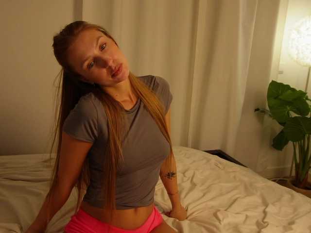 HelloKikky live cam on BongaCams