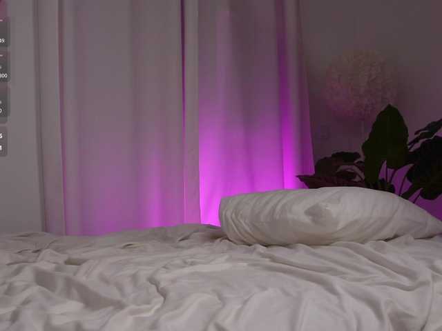 HelloKikky live webcam show