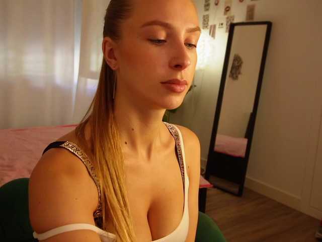 HelloKikky live cam on BongaCams