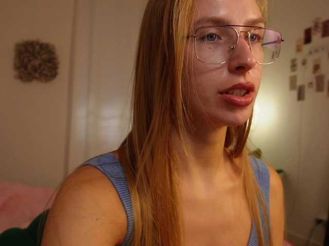 HelloKikky live cam on BongaCams