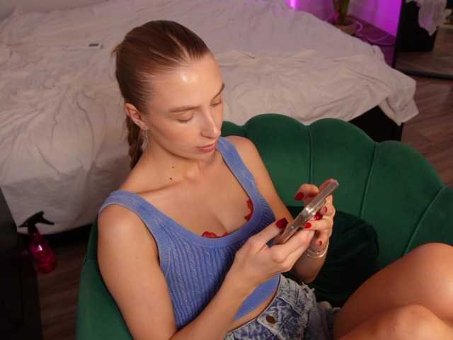 HelloKikky live cam on BongaCams