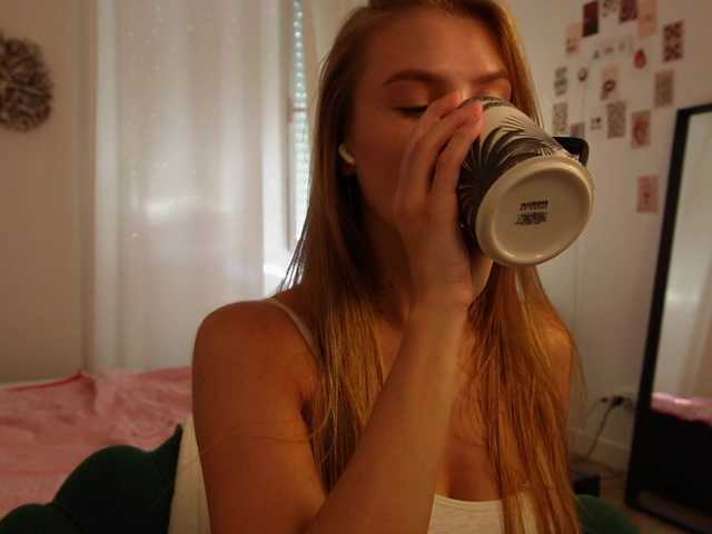 HelloKikky live cam on BongaCams