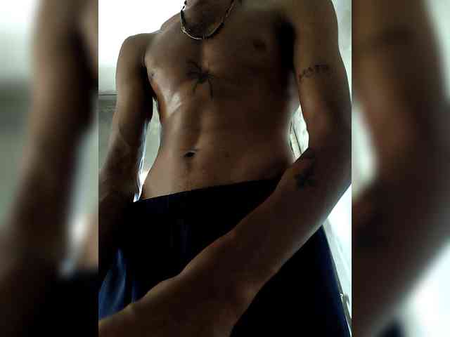 Chrisleez Live Webcam on BongaCams