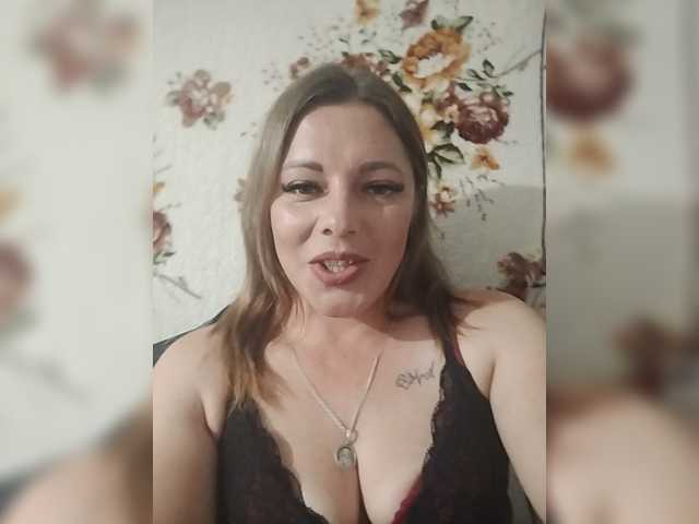 Ellazo live cam on BongaCams