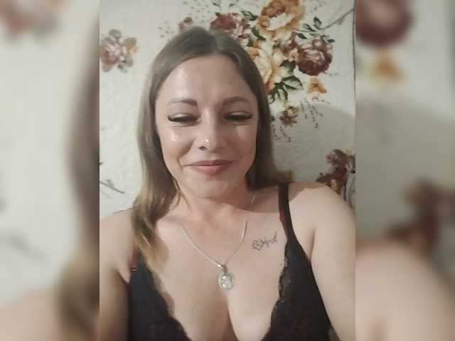 Ellazo live cam on BongaCams