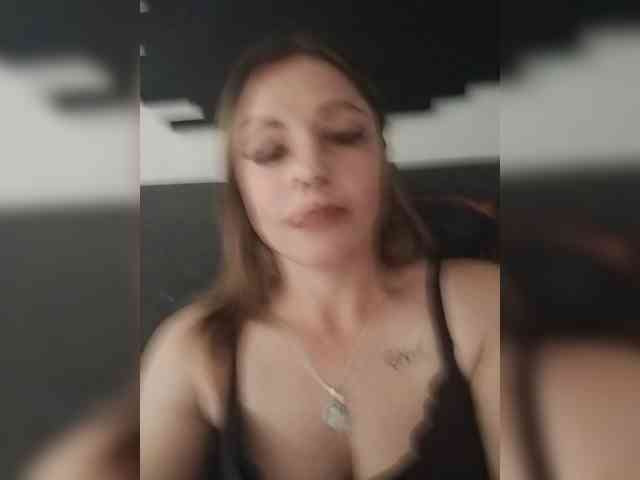 Ellazo Live Webcam on BongaCams