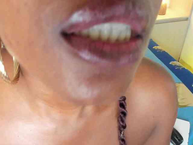 TaylorBloom webcam