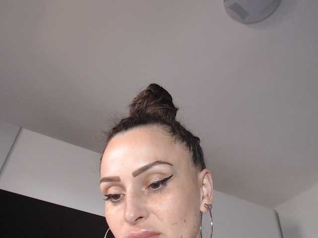 Caramellaa, 33 y/o - Live Cam on BongaCams
