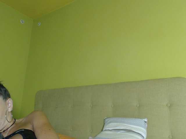 Caramellaa live cam on BongaCams