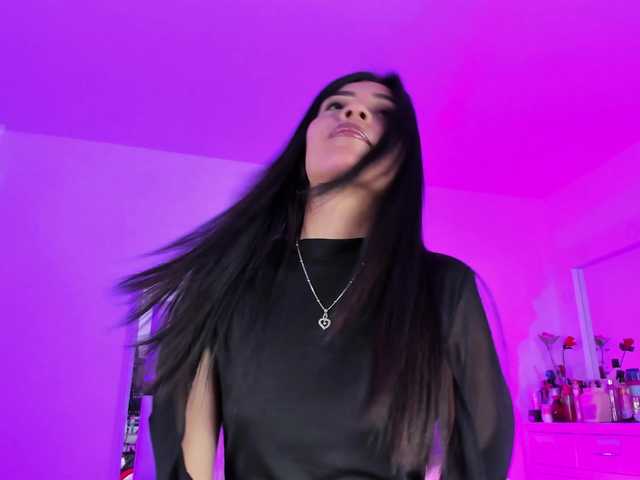 emili-clark live sex show