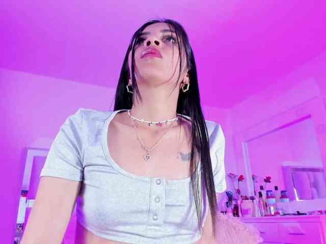 emili-clark webcam