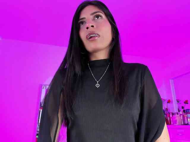 emili-clark webcam