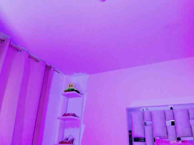 emili-clark webcam