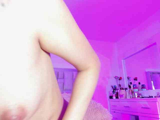 emili-clark webcam