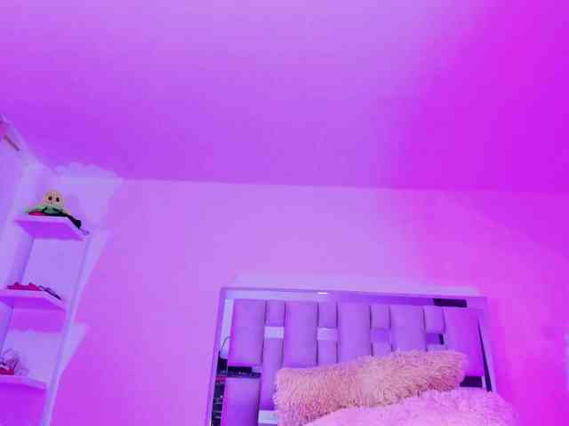 emili-clark webcam