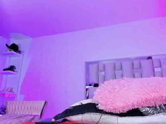 emili-clark webcam