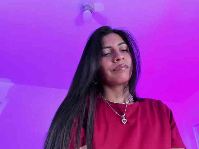 emili-clark webcam