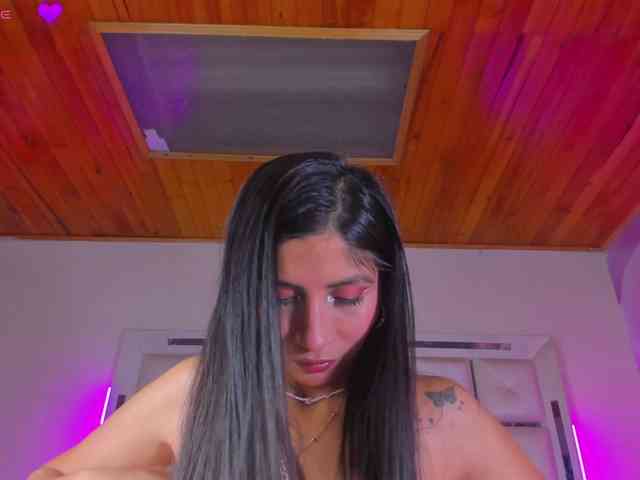 emili-clark webcam