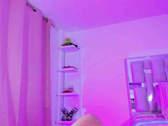emili-clark webcam