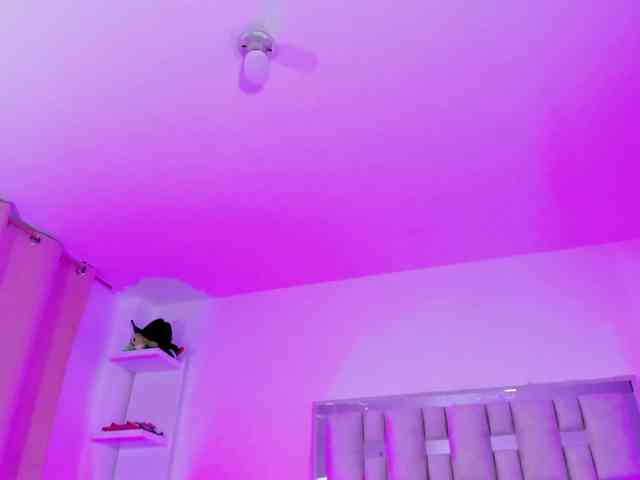 emili-clark webcam