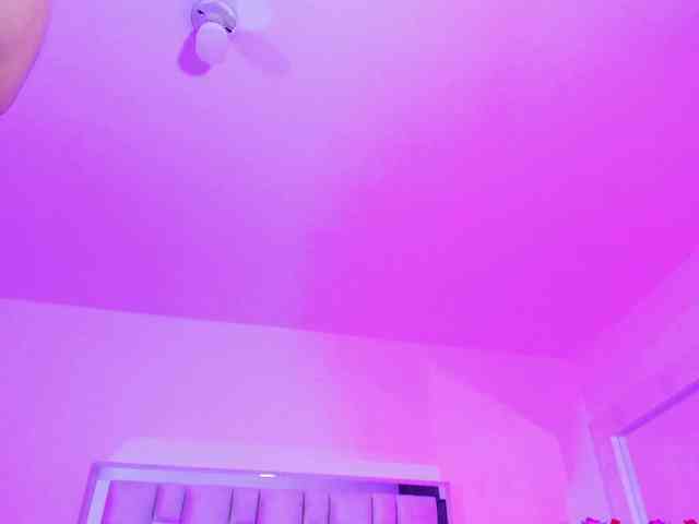 emili-clark webcam