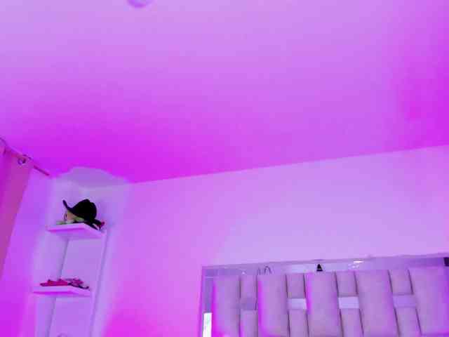 emili-clark webcam