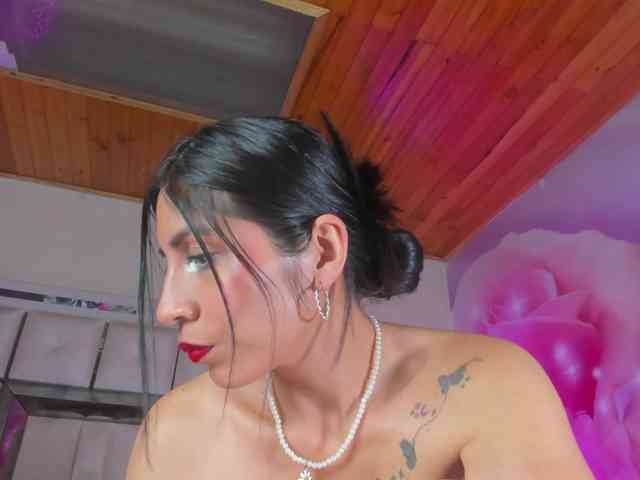 emili-clark webcam