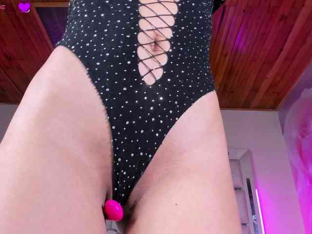 emili-clark webcam