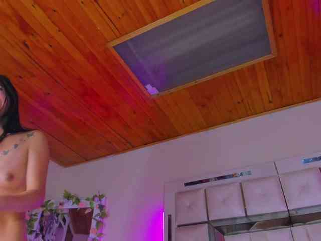 emili-clark webcam