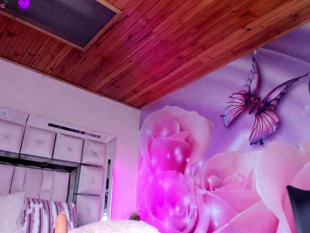 emili-clark webcam