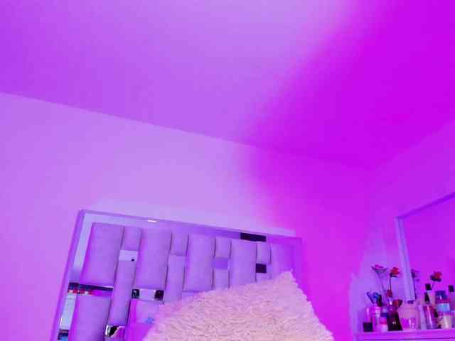 emili-clark webcam