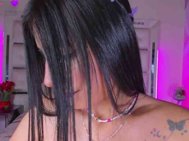 emili-clark webcam