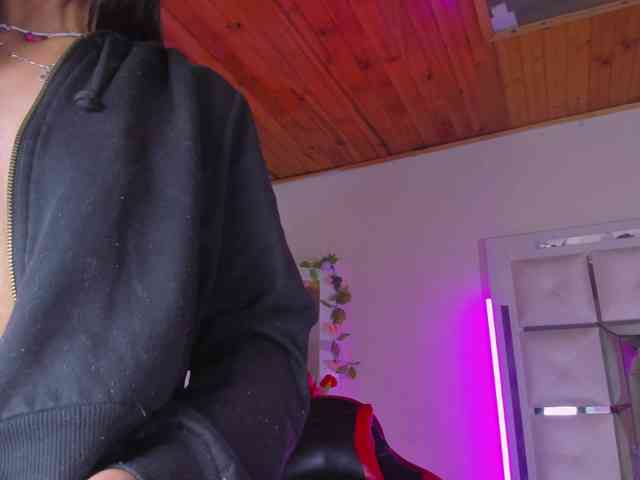 emili-clark webcam