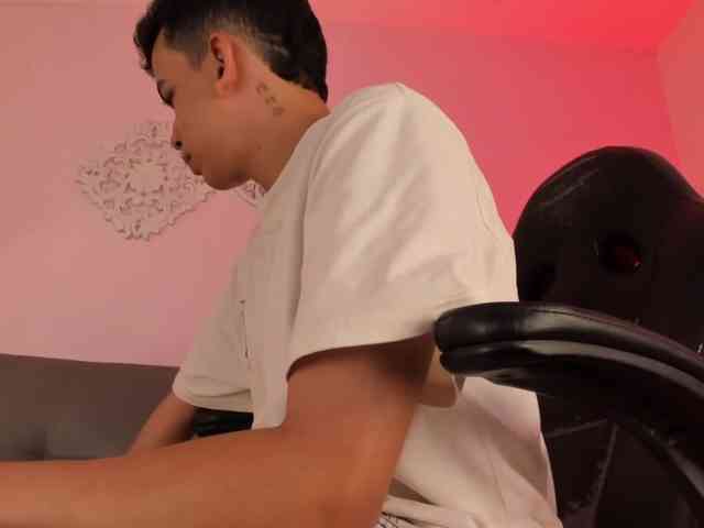 Mathewwstrong Live Webcam on BongaCams