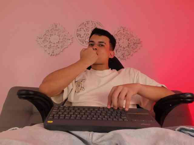Mathewwstrong Live Webcam on BongaCams