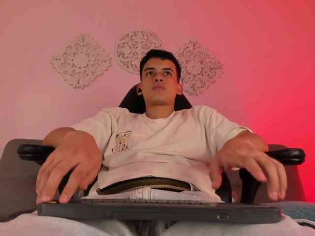 Mathewwstrong Live Webcam on BongaCams