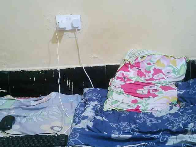 Pretty-221 webcam