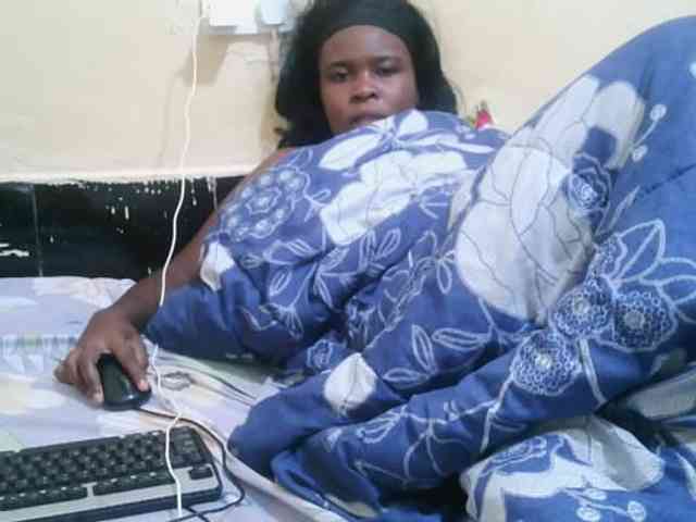Pretty-221 webcam