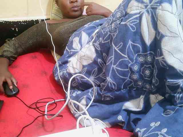 Pretty-221 webcam