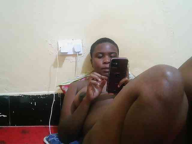 Pretty-221 webcam