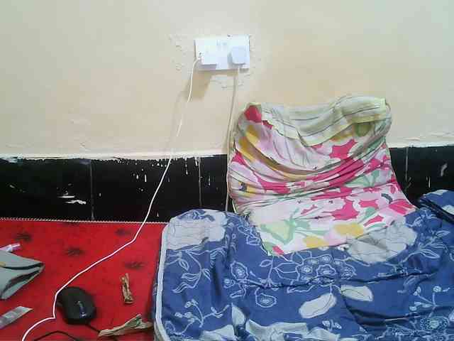 Pretty-221 webcam