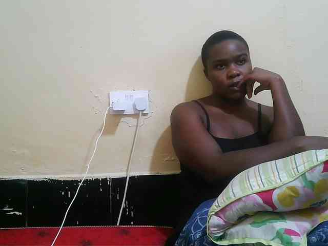 Pretty-221 webcam